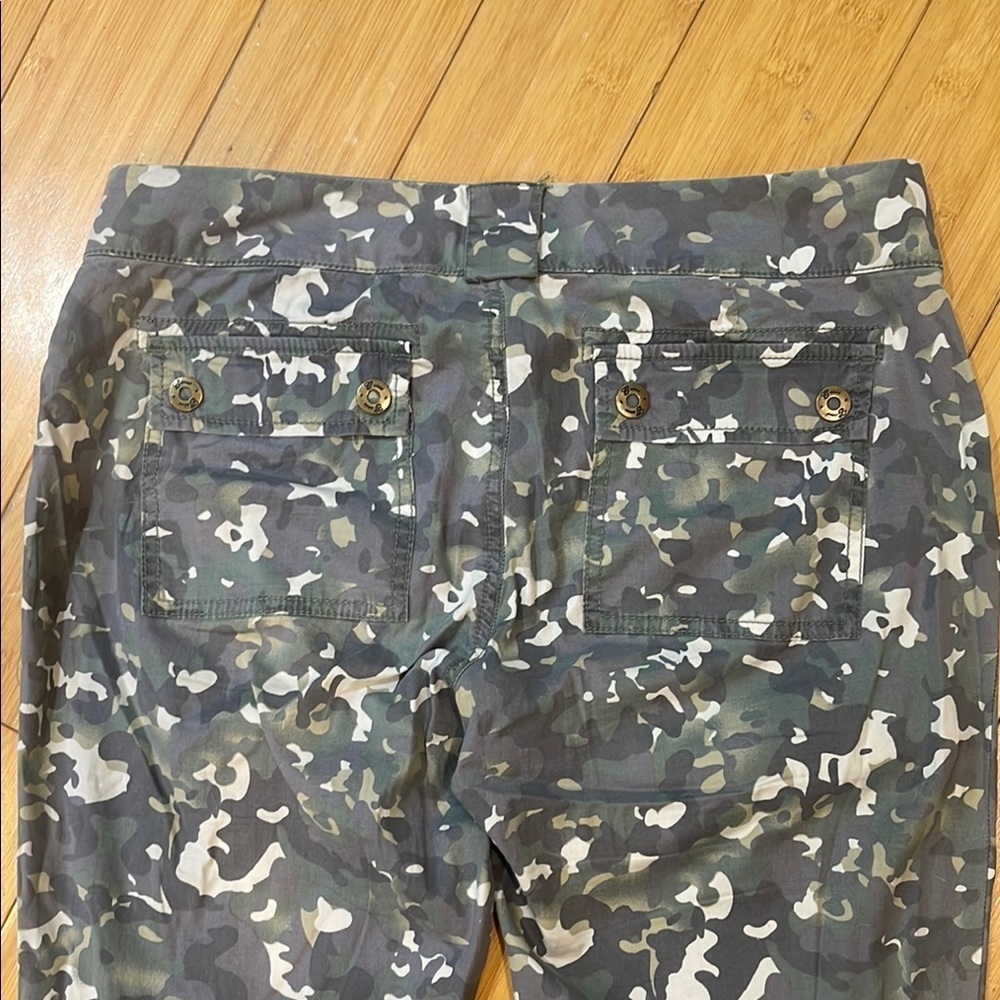 Guess Women's Green-Gray Camouflage Straight Leg Pants size 29 Mid Rise - Picture 9 of 11